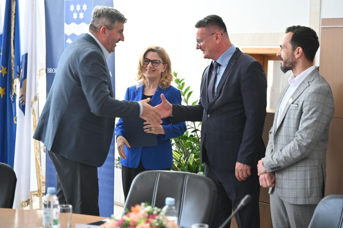 storyeditor/2025-05-11/projekti_BPZ_2.jpg DODIJELJENA su četiri sporazuma o međuresornoj suradnji provedbe Programa izgradnje i obnove stambenih jedinica u državnom vlasništvu na potpomognutim područjima za stambeno zbrinjavanje mladih te 27 odluka o sufinanciranju projekata razvoja komunalnog gospodarstva i ujednačavanja komunalnog standarda