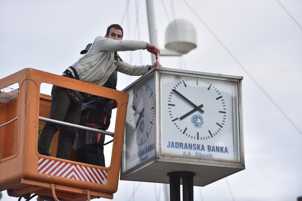 Radnici popravili gradski sat