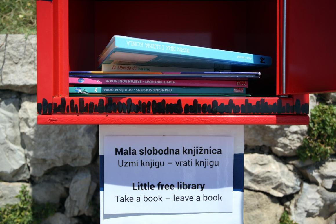 Automat s besplatnim knjigama atrakcija na Bačvicama