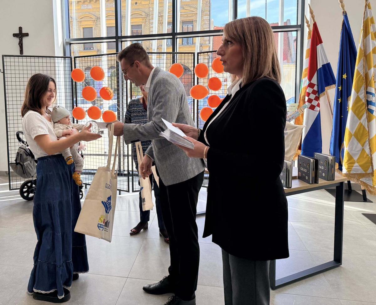 Veseli me što su dobili svoju prvu slikovnicu i članstvo u knjižnici koja predstavlja simbol znanja, igre i odrastanja, rekao je gradonačelnik Vinkovaca Josip Romić