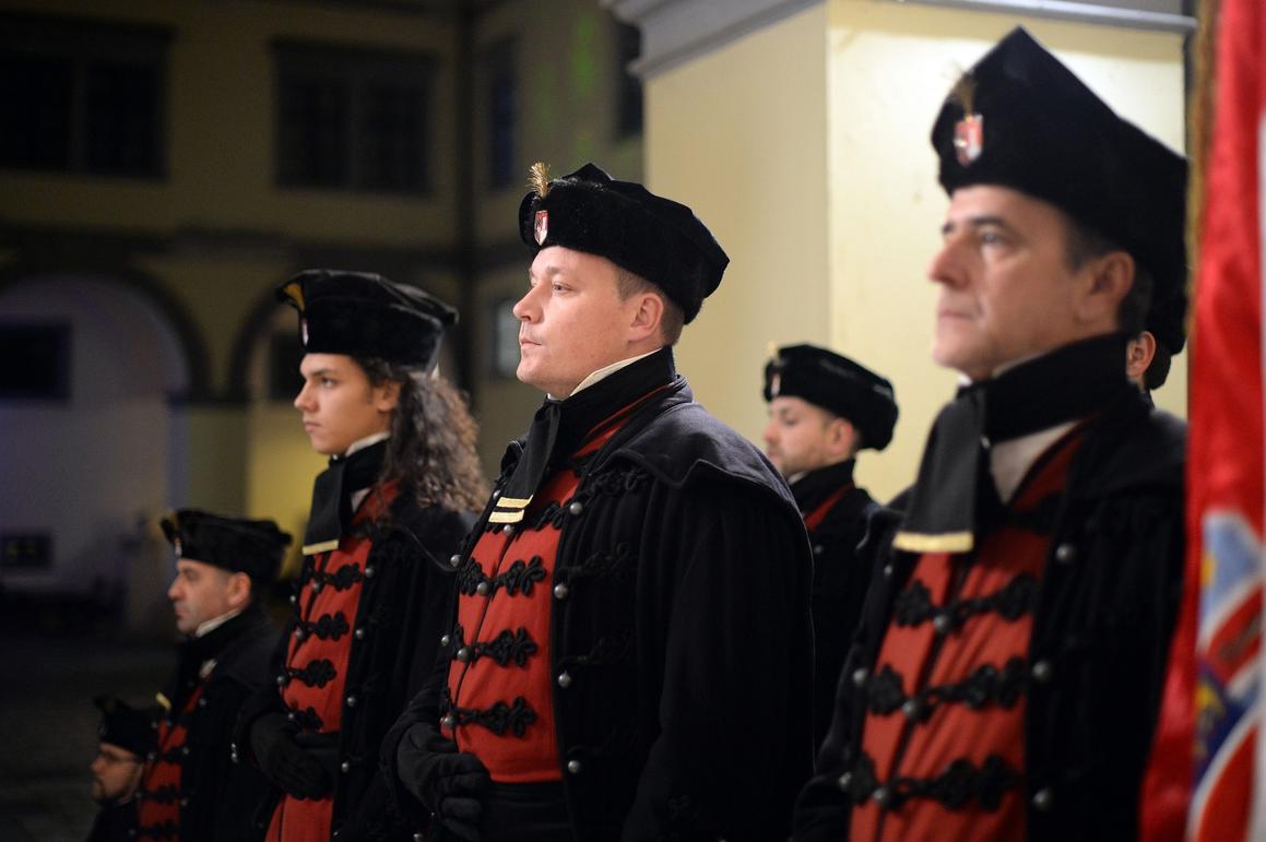 Održana prisega novih članovi Zrinske garde, prisegnuo i Vladimir Šeks