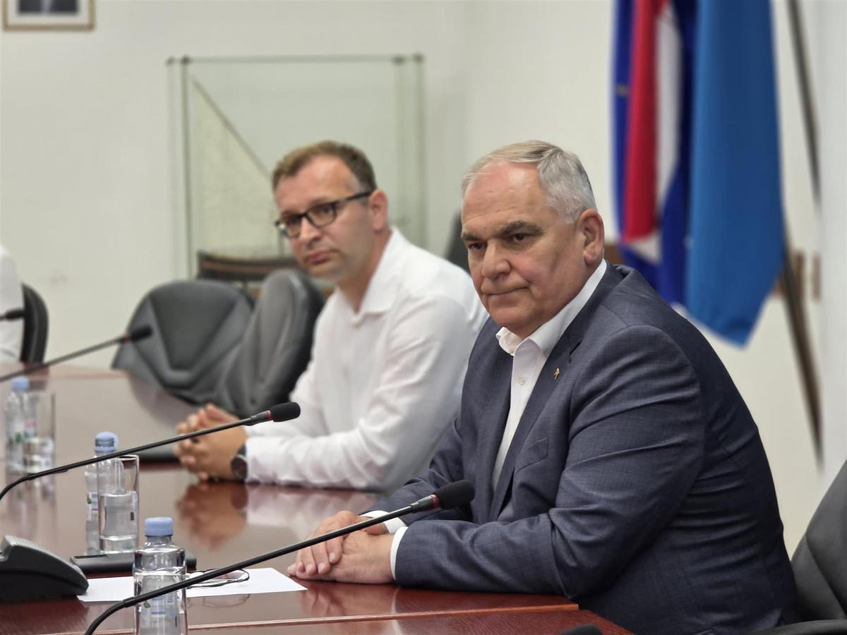 storyeditor/2025-05-23/img-20250522-wa0007.jpg OVA ULAGANJA, kako ističu iz Županije, nisu samo infrastrukturne naravi već predstavljaju strateški alat za demografsku obnovu, osobito u Dalmatinskoj zagori i na otocima