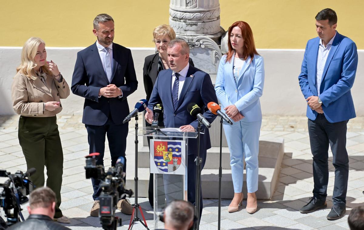 storyeditor/2025-05-15/vz_zupanija_prijatelj_zlatne_dobi_ministar_piletic_svibanj_2025__13_.jpg VAŽAN DOGAĐAJ U prisutnosti velikog broja uzvanika natpisnu ploču na Županijskoj palači otkrili su ministar rada, mirovinskoga sustava, obitelji i socijalne politike Marin Piletić, župan Anđelko Stričak i predsjednica Saveza udruga umirovljenika i starijih osoba Varaždinske županije Jadranka Bahlen
