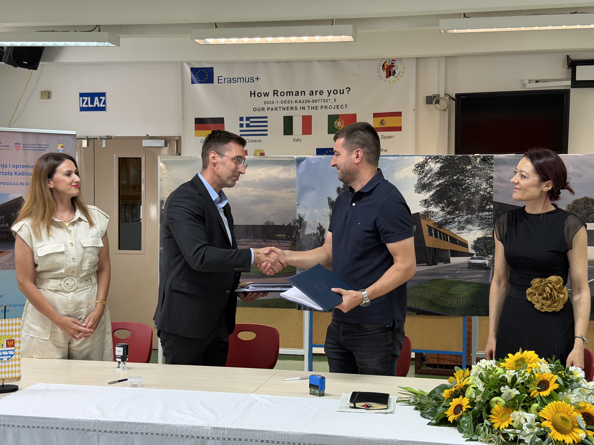 Posao je povjeren križevačkoj tvrtki Radnik, a ugovor s njezinim predstavnikom Mariom Biljanom potpisao je vinkovački gradonačelnik Josip Romić