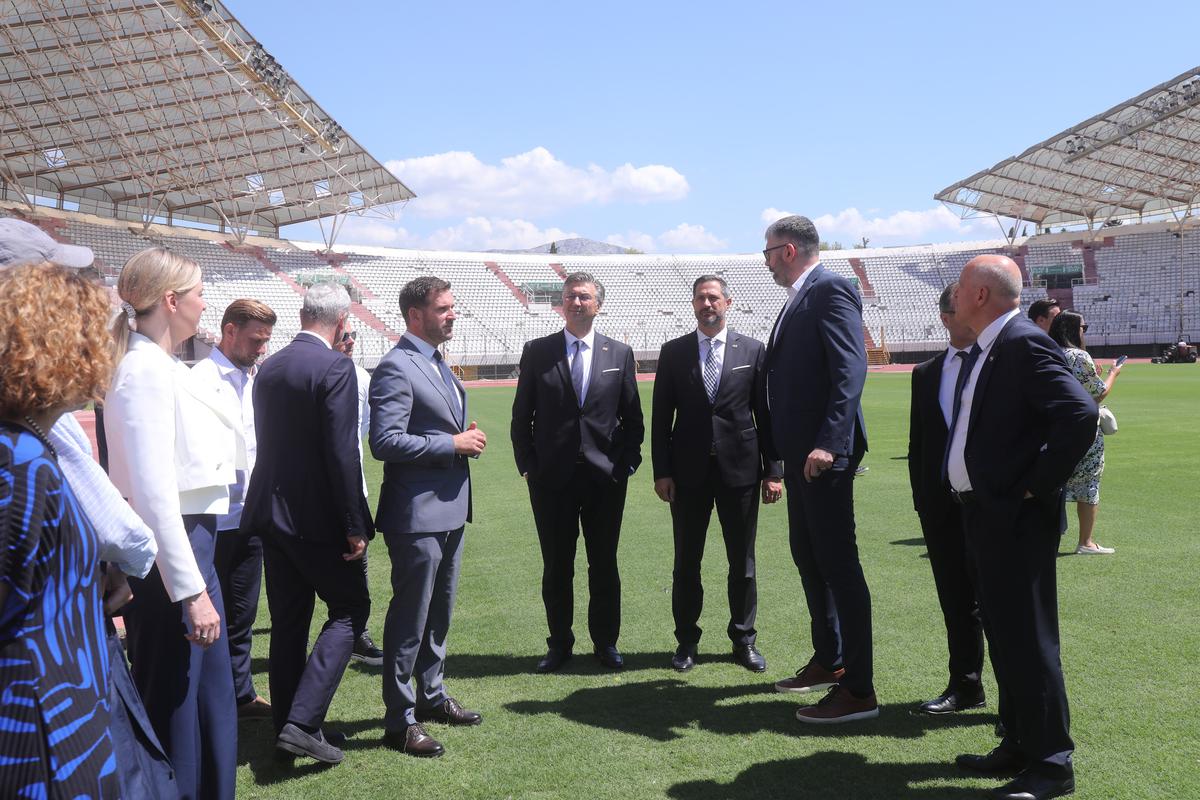 storyeditor/2025-07-25/PXL_230725_135851330.jpg PREMIJER je iskoristio posjet Splitu za obilazak stadiona Poljud koji je pretrpio štete u nedavnom nevremenu