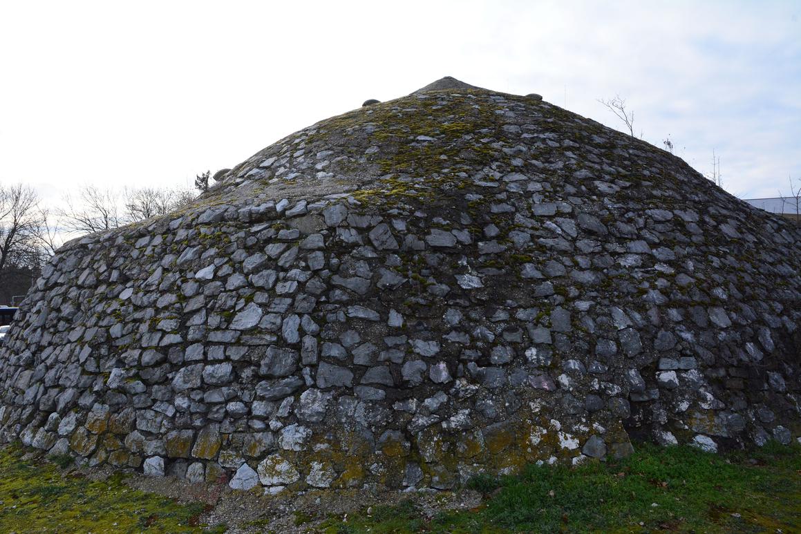 Stari zapušteni bunker godinama propada u blizini centra grada