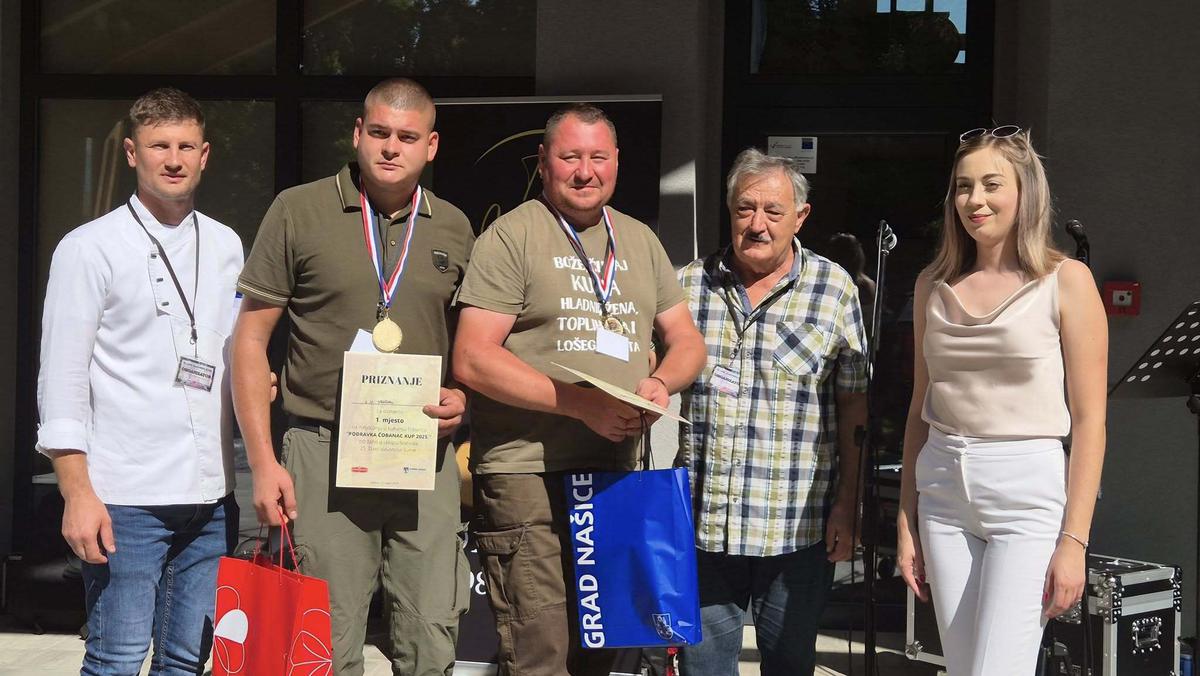 Prvo mjesto u kuhanju čobanca osvojio je LD "Srndać" iz Selaca Đakovačkih