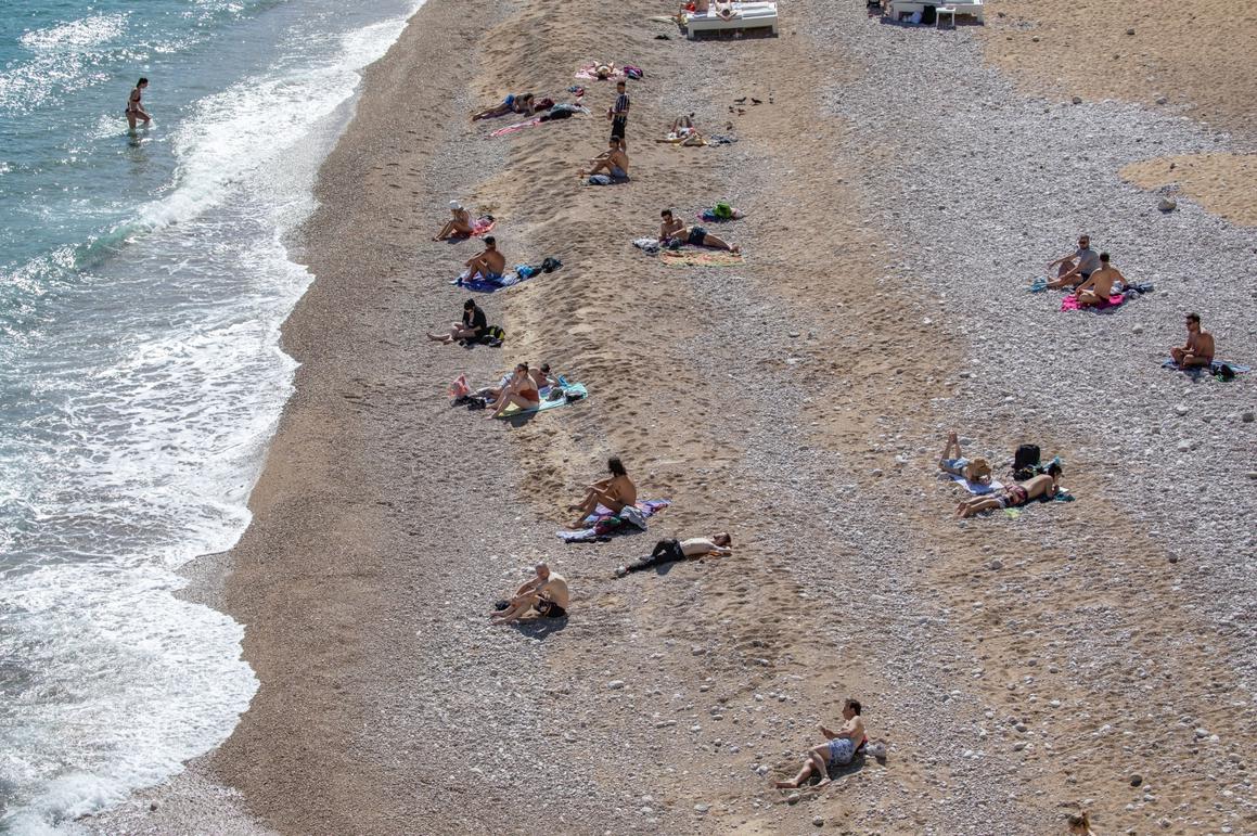 Plaže i stara gradska jezgra u Dubrovniku živnuli dolaskom prvih turista