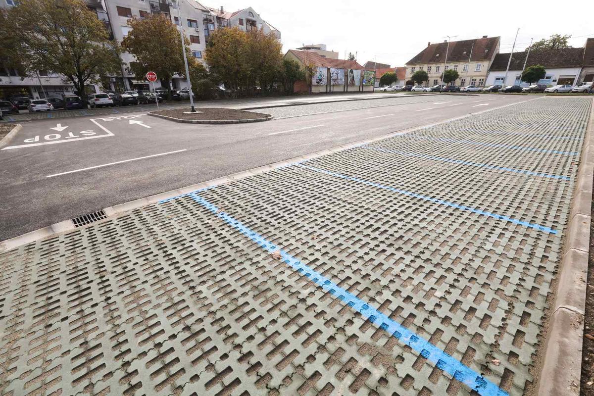 NA PARKIRALIŠTU su četiri mjesta predviđena za osobe s invaliditetom, a vrijednost radova iznosi više od 400 tisuća eura