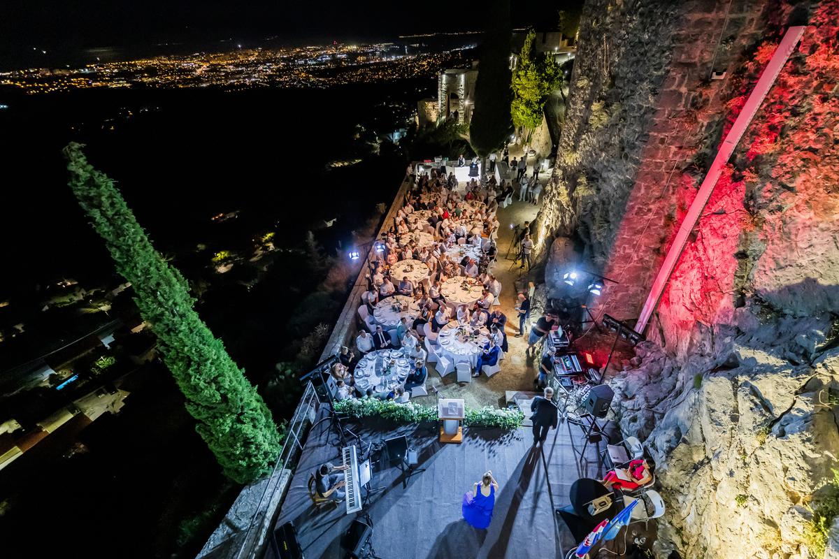 Svečanom sjednicom Općinskog vijeća u veličanstvenom ambijentu na kliškoj tvrđavi obilježen je Dan Općine Klis i blagdan sv. Roka, zaštitnika mjesta