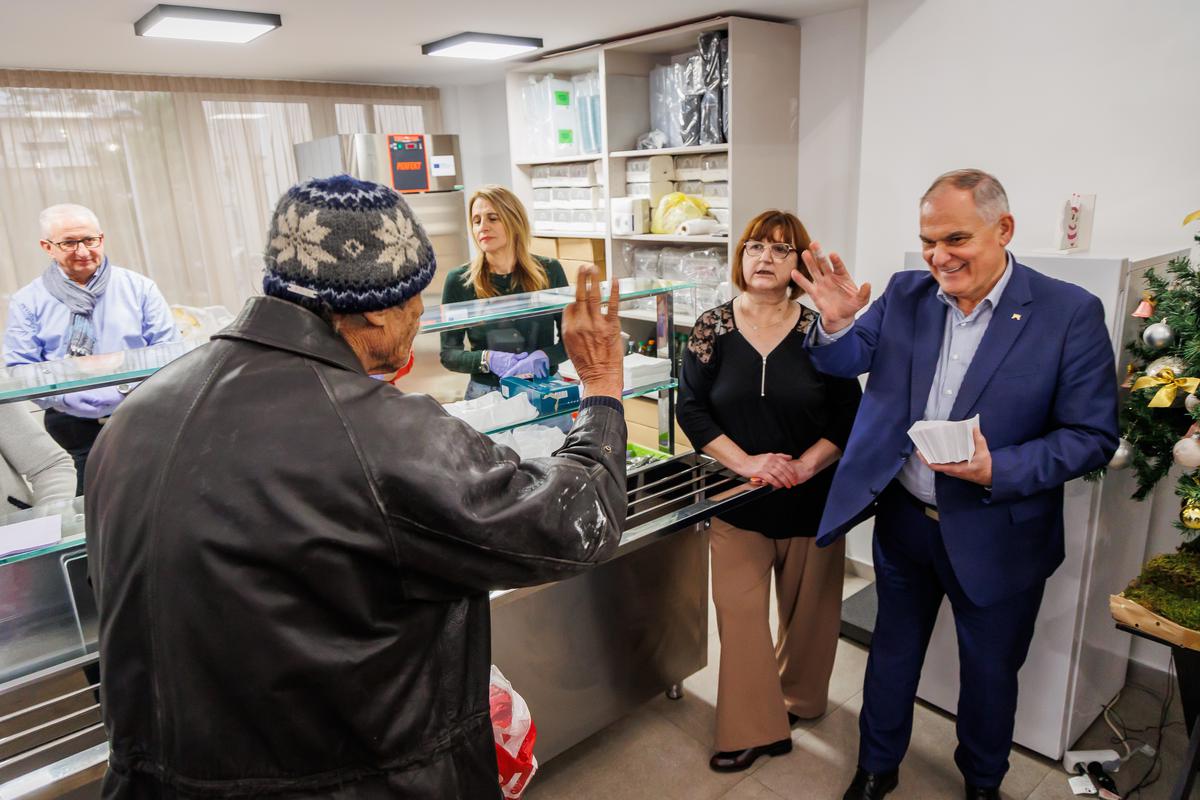 Obroci i poklon-bonovi podijeljeni su korisnicima pučke kuhinje na području županije