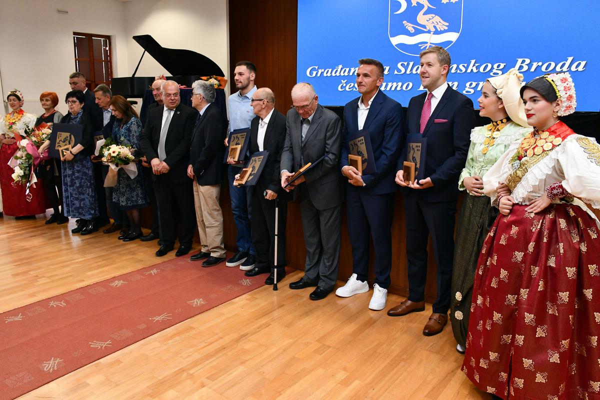 storyeditor/2025-05-19/PXL_160525_132815277.jpg U drugom dijelu sjednice uručena su javna priznanja pojedincima i udrugama koji su svojim radom i djelovanjem ostavili značajan trag u razvoju i promicanju ugleda grada