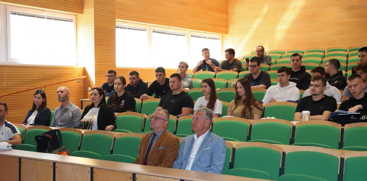 Duboko se nadam da ćete dati sve od sebe kako bi stekli nova znanja i ostvarili rezultat u jednoj grani koja u Šibeniku predstavlja razvojnu budućnost – kazao je, uz ostalo, gradonačelnik Burić
