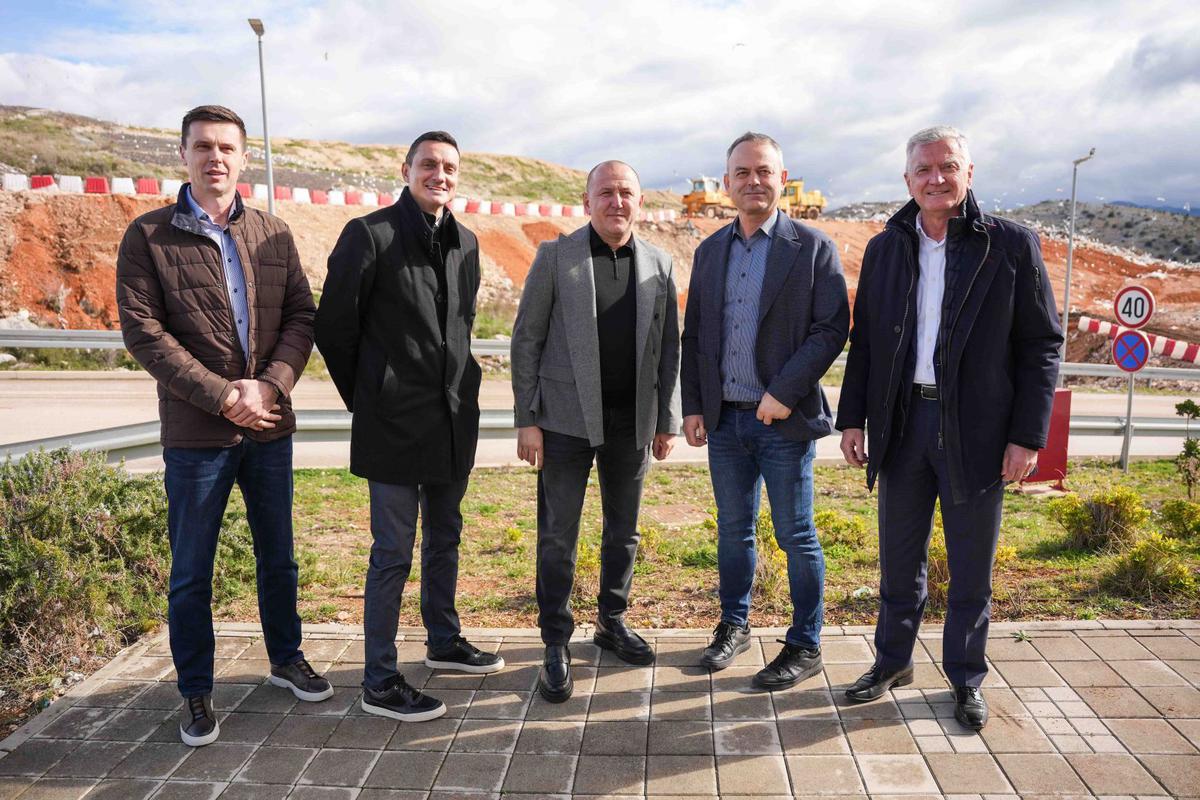 Posao je na natječaju dobila tvrtka Opera Group, a ugovor s njezinim direktorom Srećkom Babićem
potpisao je gradonačelnik Željko Burić