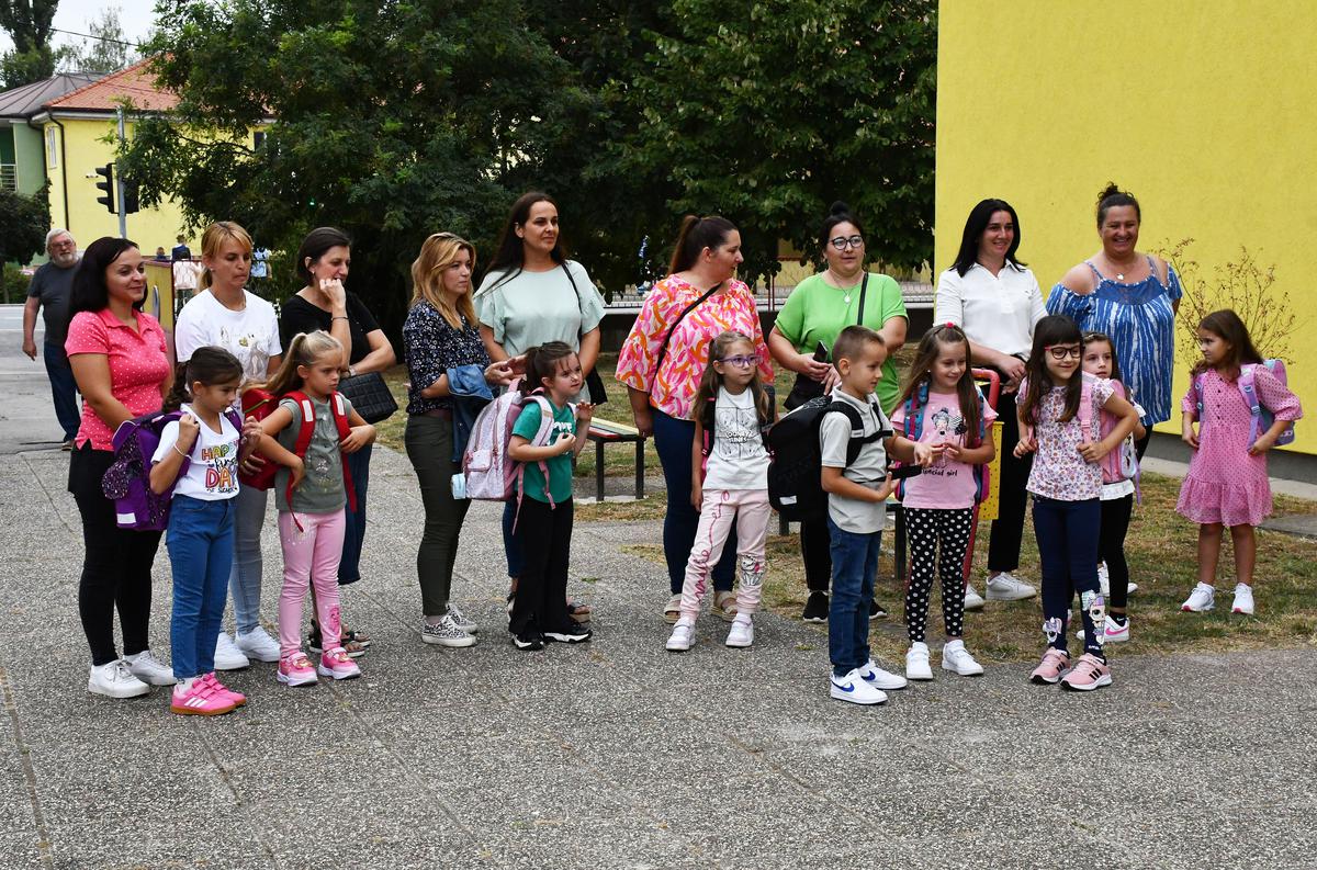 OVE GODINE u školskim klupama u Brodsko-posavskoj županiji manje je prvašića. U Osnovnoj školi u Sikirevcima devet ih je u matičnoj i još četiri u područnoj školi prvi put sjelo u klupe. Ukupno je u ovu školu upisano 130 učenika, 15 manje nego lani