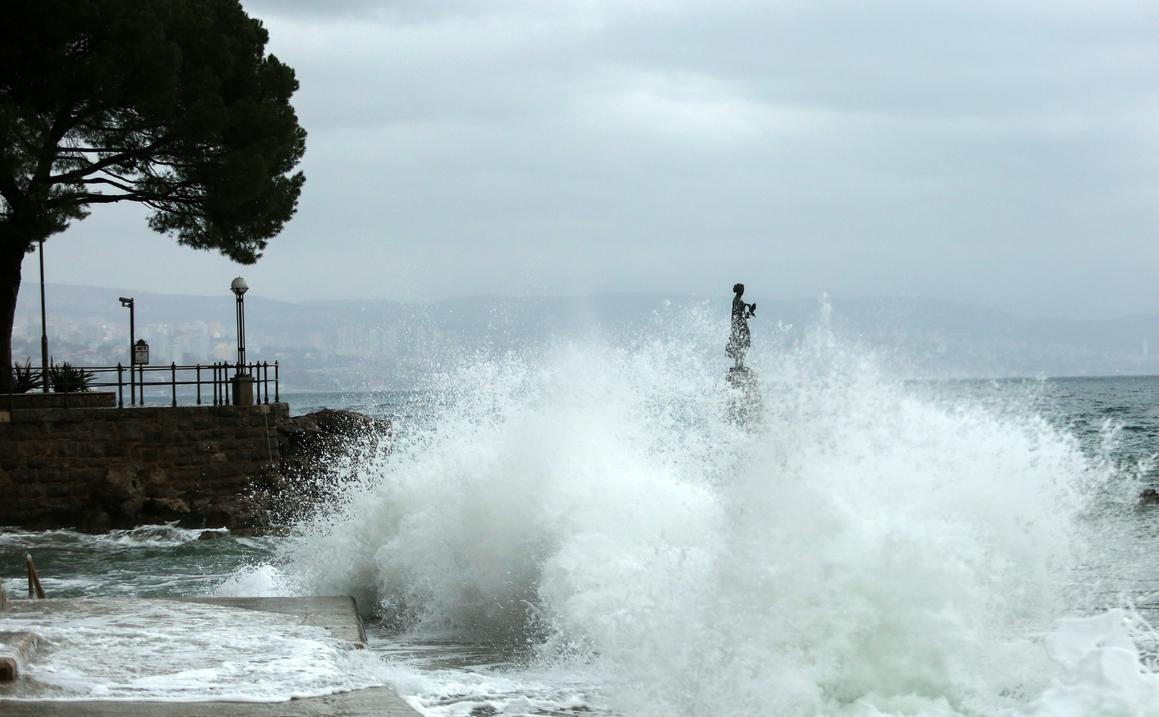 Opatija: Prekrasni valovi na plaži Slatina