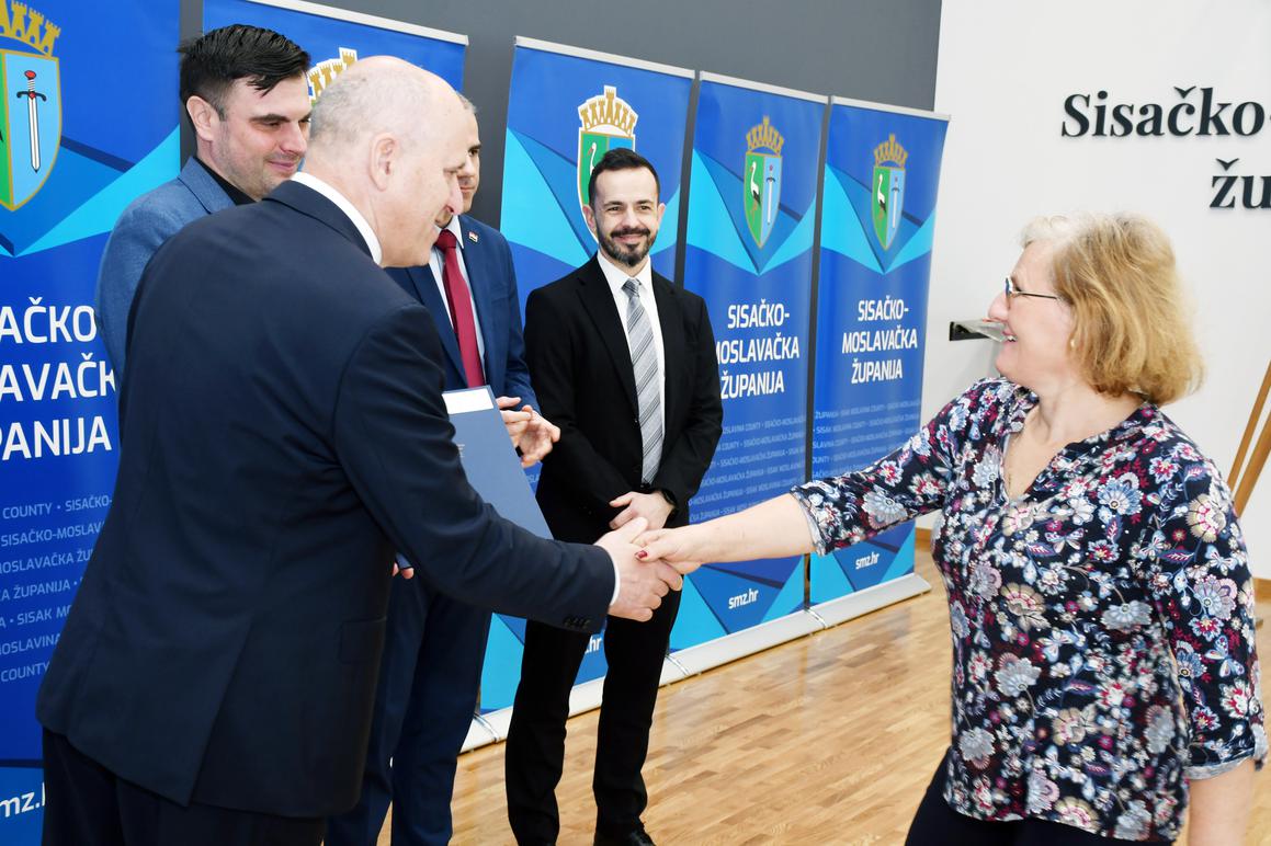 Ugovori za još 61 stan obiteljima i deficitarnom kadru