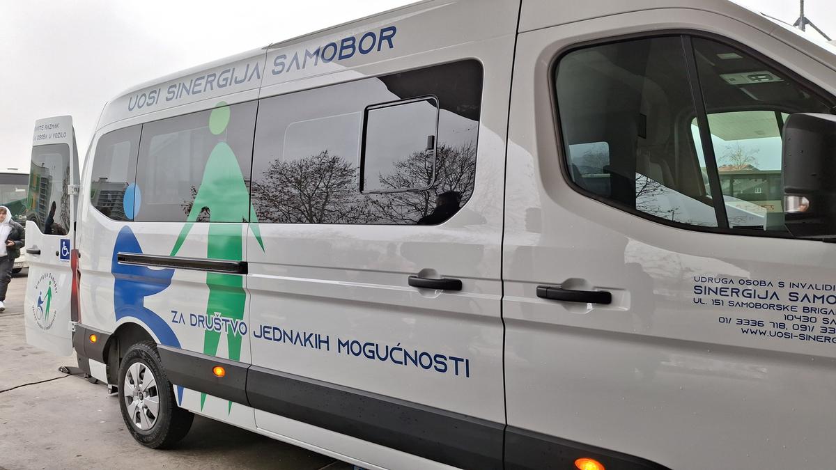 Kombi, nabavljen i uz pomoć Grada projektom "Kombi za sve", predstavio je predsjednik Sinergije Viktor Jozić