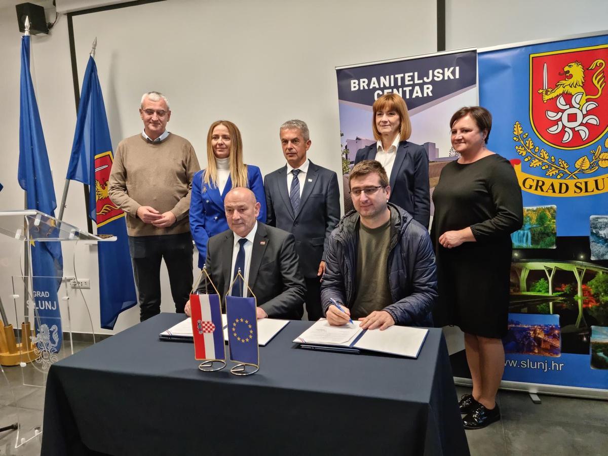 Zgrada iz 1969., koja je nekada imala i do sedam stotina učenika, sada će se pretvoriti u – Braniteljski centar Slunj