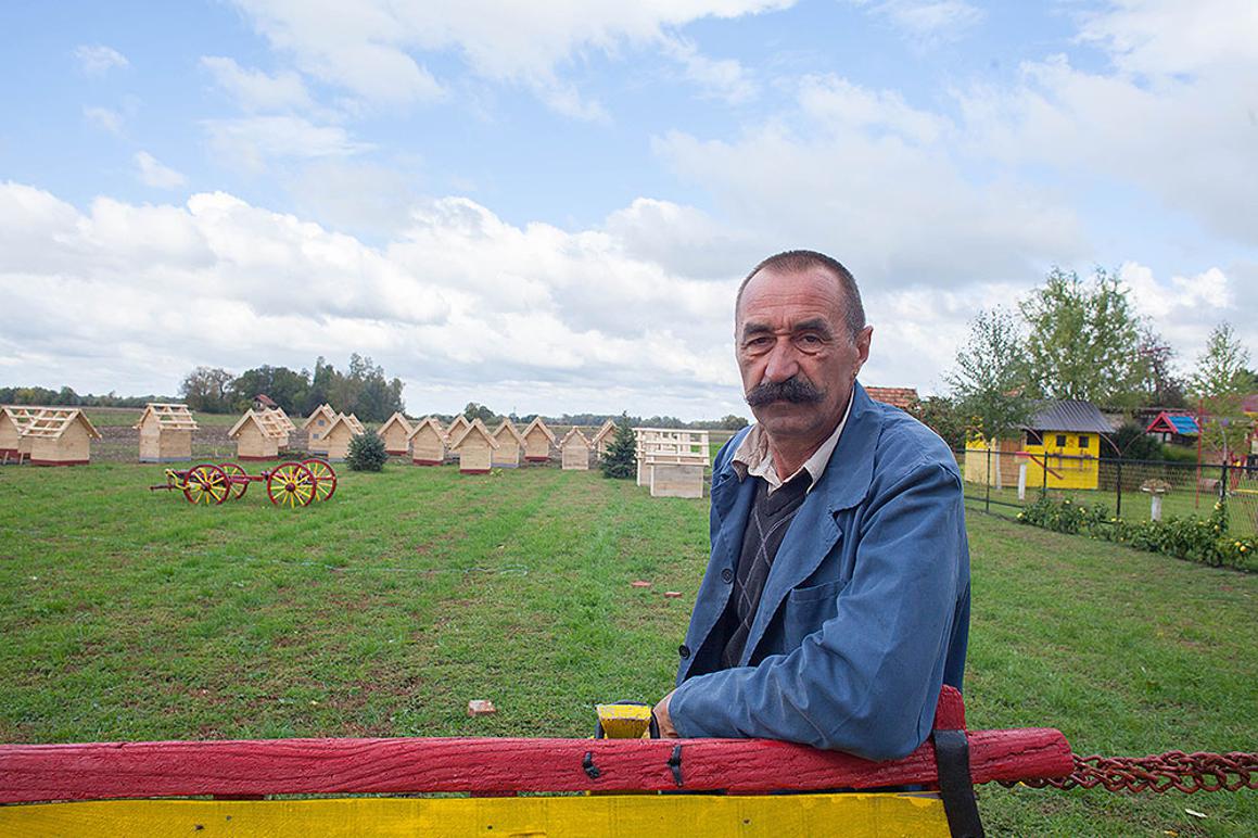Jozo Marković usred Slavonije gradi repliku svoga rodnog sela