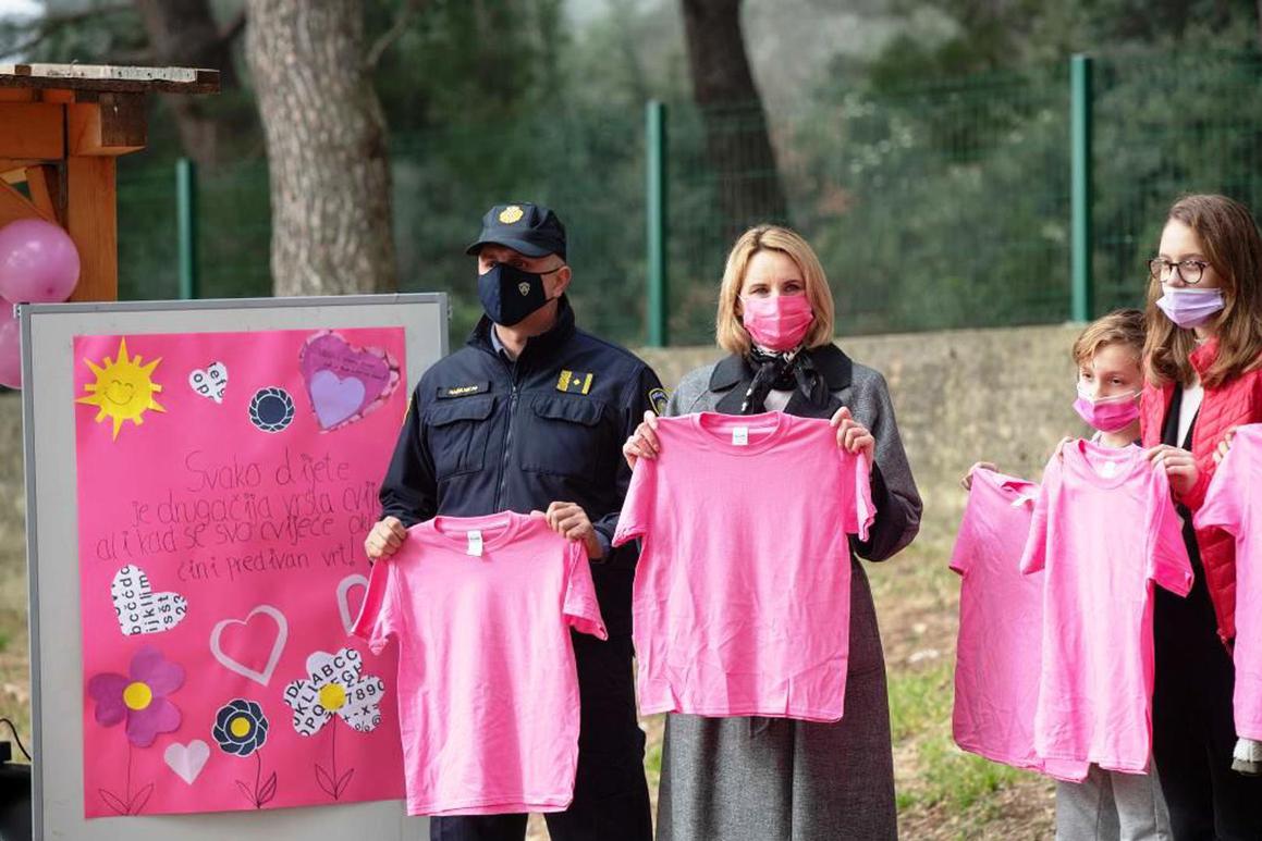Pulski osnovnoškolci obukli ružičaste majice jer znaju da nasilju nije mjesto u školi