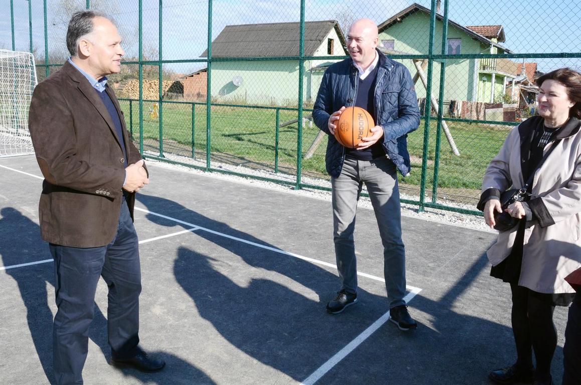 Romi dobili prvo sportsko igralište u Capaškim poljanama