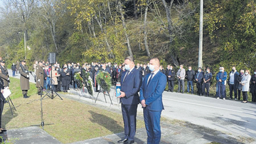 Na komemoraciji su sudjelovali župan Ivo Žinić i njegov zamjenik Roman Rosavec, ali ove je godine u Baćin stigao i Andrej Plenković, kao prvi premijer na komemoraciji u Baćinu