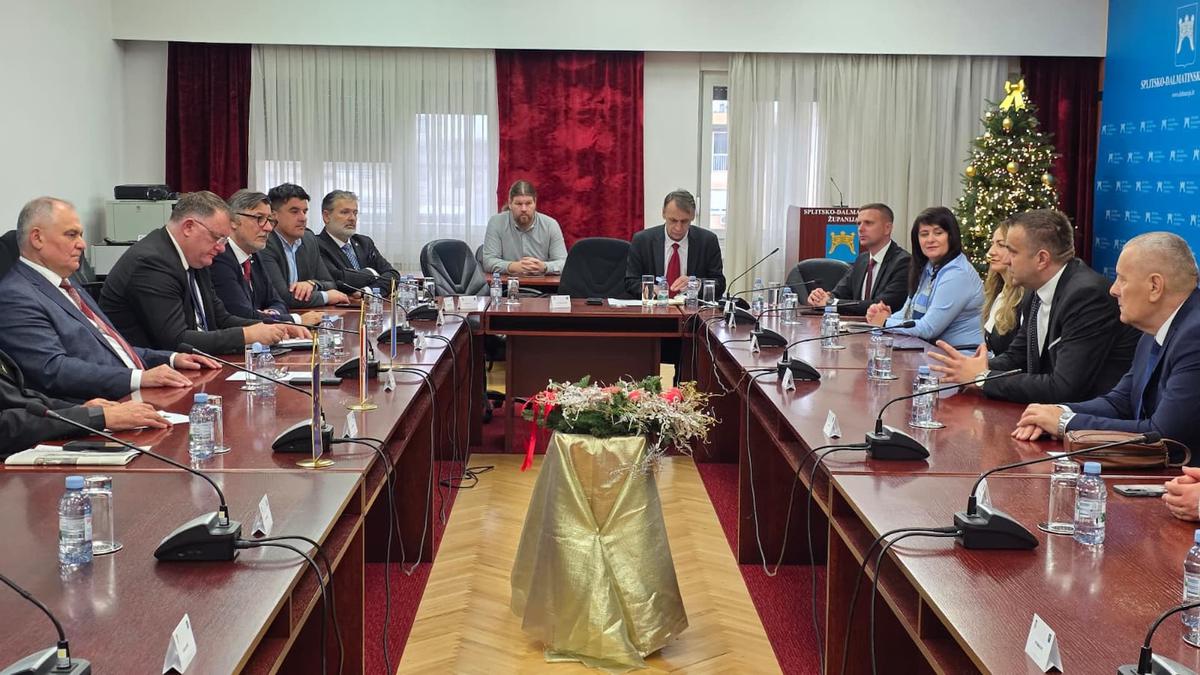 POZDRAVLJAJUĆI goste, župan je podsjetio na neke konkretne projekte koji su već realizirani, a u kojima su pojedini domovi zdravlja surađivali sa županijskim Domom zdravlja ili su ostvareni u suradnji sa županijskim Centrima izvrsnosti...