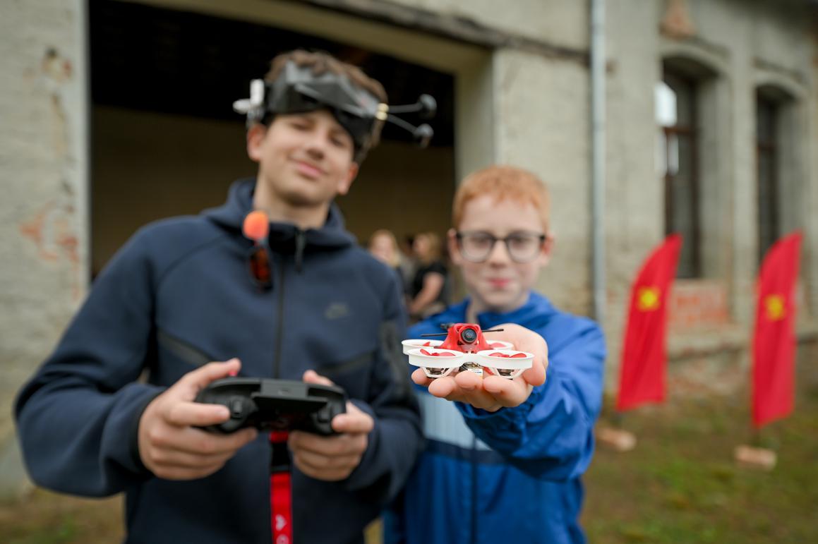 Osnovnoškolci demonstrirali vještinu upravljanja dronom