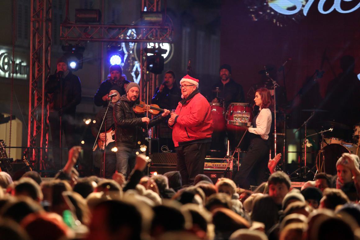 Građani Novu godinu dočekali na gradskim trgovima diljem zemlje uz vatromet i glazbu
