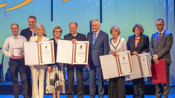 NA SVEČANOJ sjednici u Kazalištu Marina Držića uručene su nagrade za životno djelo, iznimna postignuća i za doprinos ugledu i promociji Županije