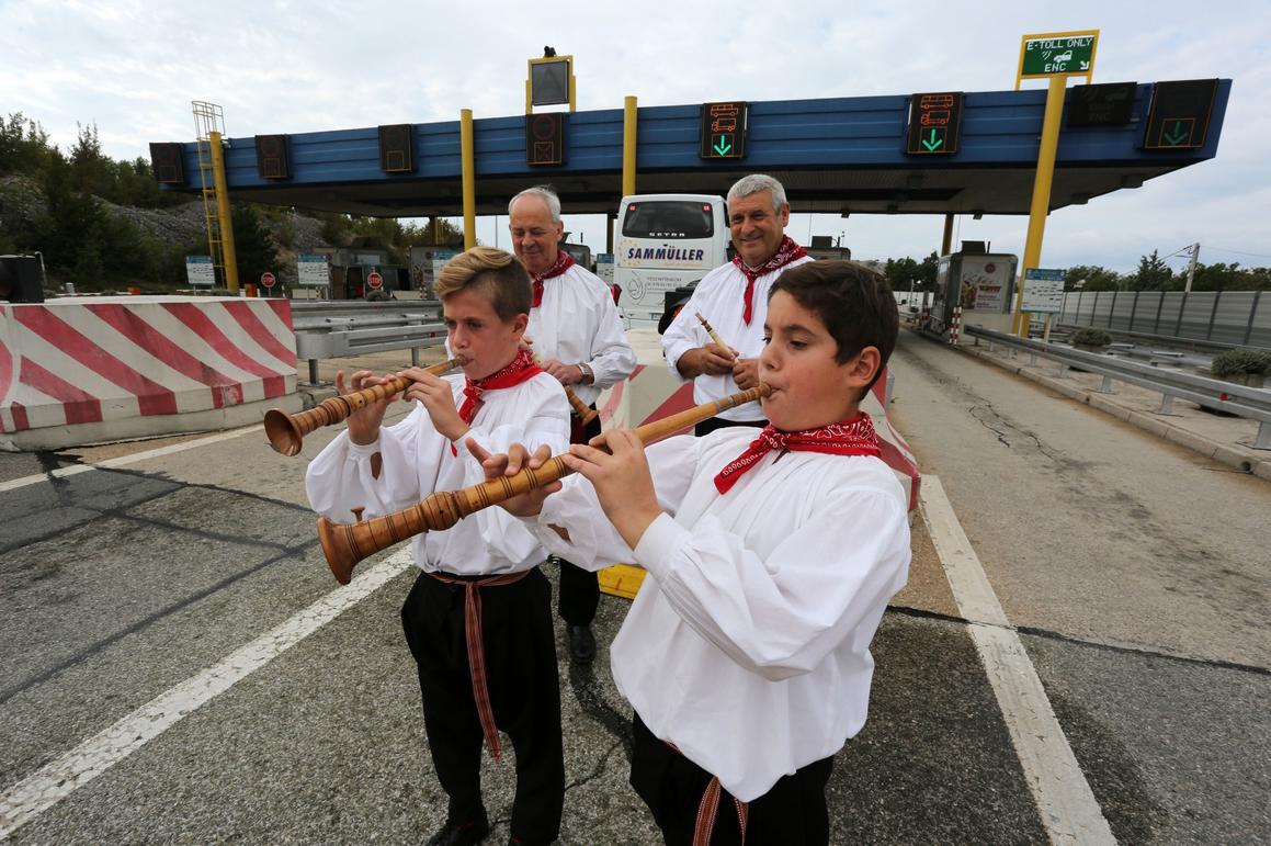 Glazbom i narodnim nošnjama na Krčkom mostu obilježena obljetnica upisa dvoglasja
