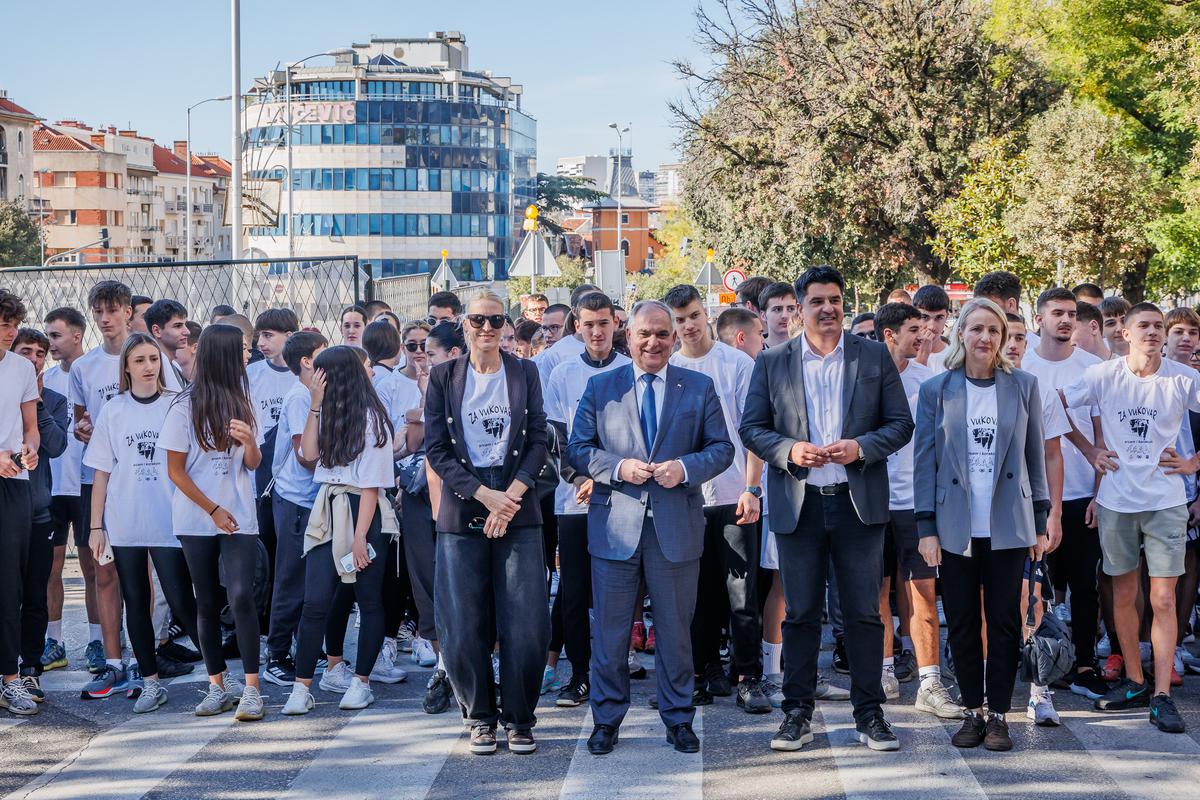 SIMBOLIČAN ČIN odavanja počasti pretvorio je središte Splita u mjesto tišine i zajedništva, ispunjeno dubokim poštovanjem prema gradu heroju i svim poginulim braniteljima i civilima Vukovara