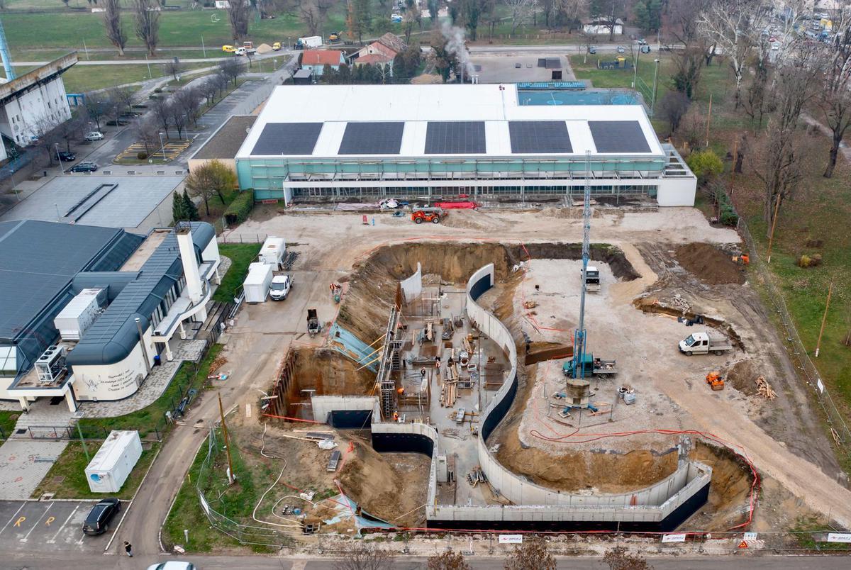 Među najvažnijim su aktualnim investicijama gradnja vanjskih bazena u Lenijama i rekonstrukcija tržnice