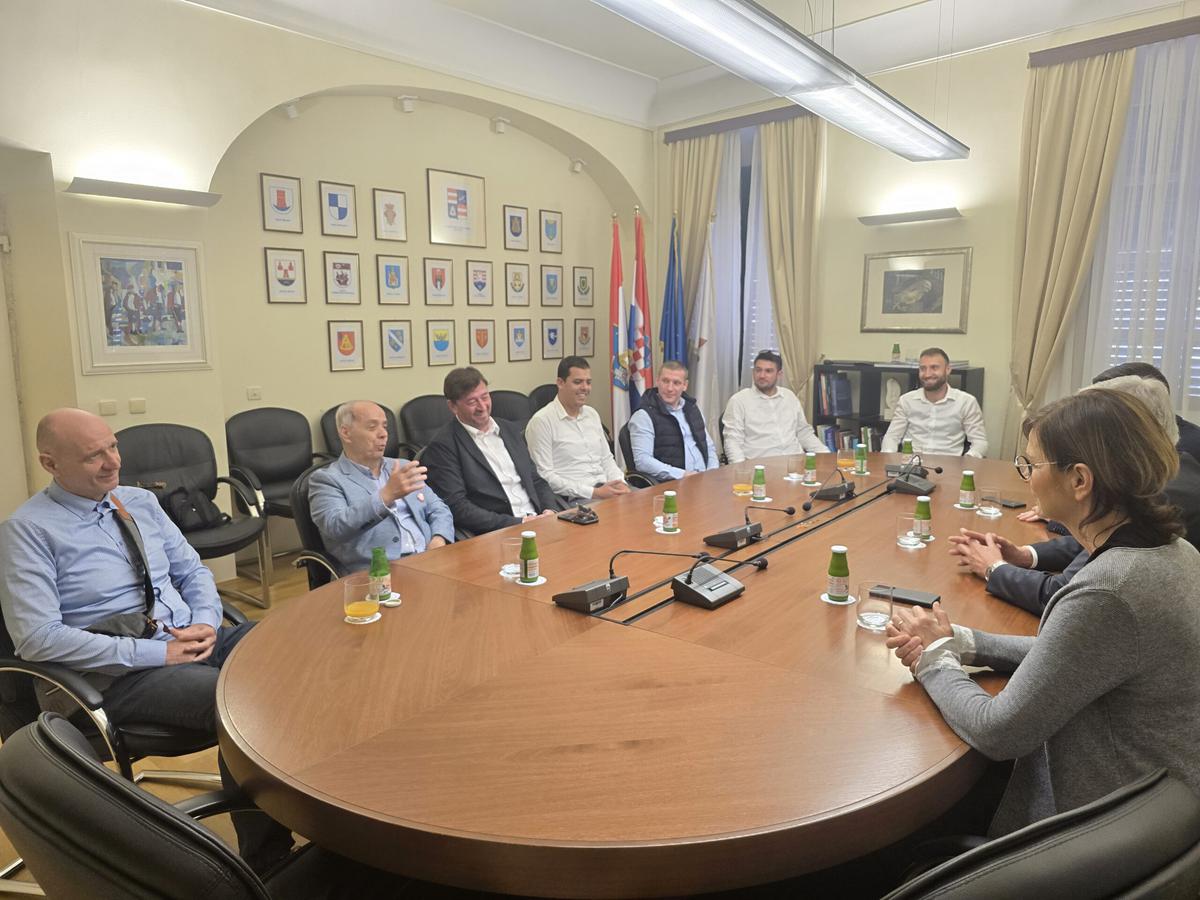 Prijemu u palači Ranjina nazočili su igrači Miho Simović, Marko Venier i Vedran Đurđević, treneri Joško Martinović i Marko Šarić, potpredsjednik kluba Marinko Matulović te predsjednik kluba Goran Raspopović Prijemu u palači Ranjina nazočili su igrači Miho Simović, Marko Venier i Vedran Đurđević, treneri Joško Martinović i Marko Šarić, potpredsjednik kluba Marinko Matulović te predsjednik kluba Goran Raspopović