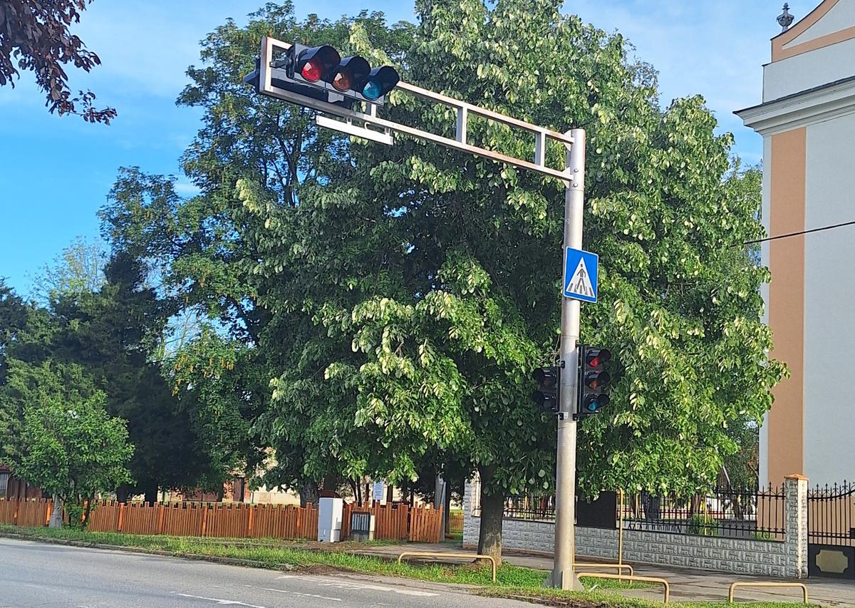 storyeditor/2025-05-16/novi_semafor.jpg Do kraja ove godine može se očekivati završetak kompletne dionice od 4200 metara predviđene projektom. Drugi projekt je dugoočekivani konzolni semafor s mjeračima brzine
