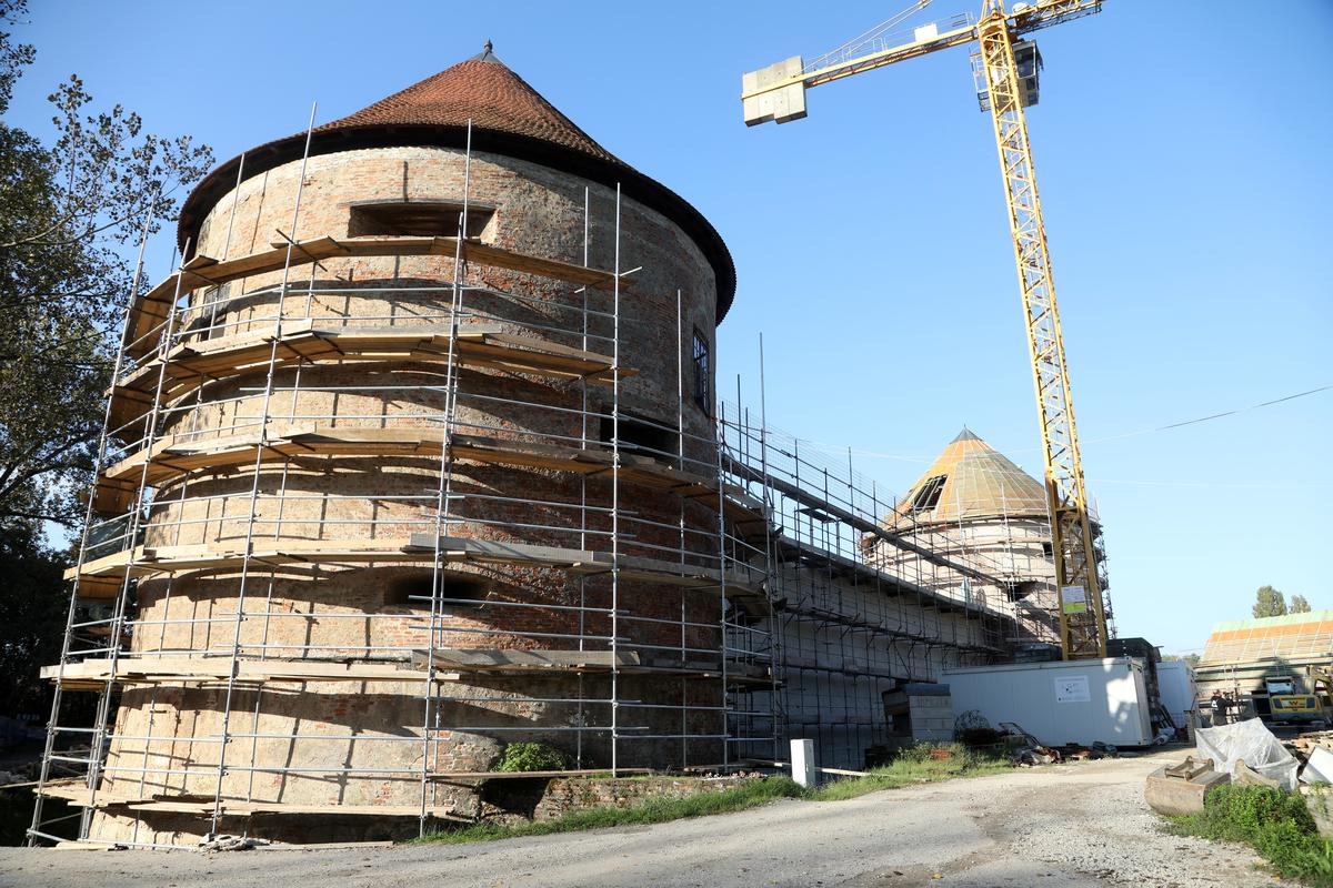storyeditor/2025-10-03/sisak_a_slager_foto_edina_zuko_pixsellPXL_290925_139294811.jpg Ova utvrda, simbol našeg grada, dobit će novo ruho i ono što je posebno važno, bit će obnovljena cjelovito, prema najvišim protupotresnim standardima. Time osiguravamo sigurnu budućnost ovog zdanja – poručio je gradonačelnik Orlić