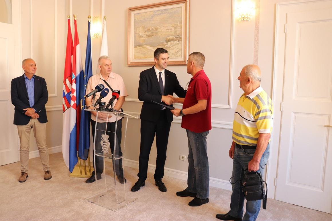 Trojici hrvatskih ratnih vojnih invalida gradonačelnik Franković uručio ugovore o kupoprodaji stanova