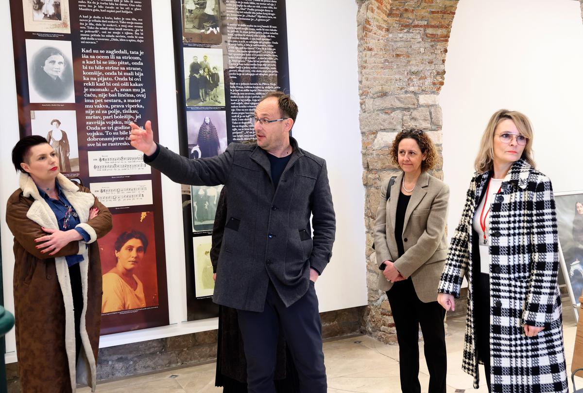 Dan uoči središnje proslave otvorena je izložba "One su držale familiju" autorice Marije Krnčević Rak, koji je obišla i ministrica kulture