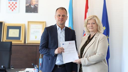 Državna tajnica u Ministarstvu prostornog uređenja, graditeljstva i državne imovine Sanja Bošnjak uručila je županu Igoru Androviću ugovor za projekt energetske obnove Tehničke škole u Virovitici
