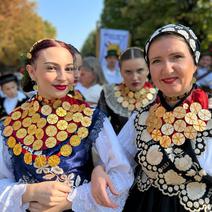 Svečanim mimohodom u kojem je sudjelovalo oko 2000 folkloraša iz 65 kulturno-umjetničkih društava iz cijele Hrvatske i dijaspore zatvorene su 58. Vinkovačke jeseni