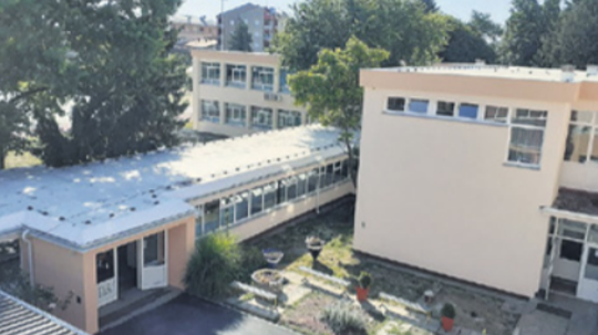 Nakon rekonstrukcije zgrada Srednje strukovne škole Antuna Horvata Đakovo, površine 4205,37 metara četvornih i sagrađena 1970. godine, prešla je iz energetskog razreda E u B