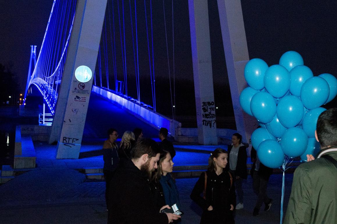 Pješački most u Osijeku i ove godine osvijetljen plavom bojom