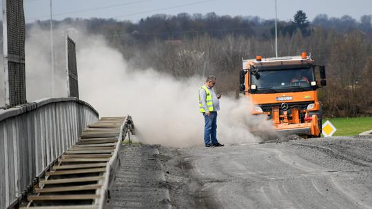 Hrvatske ceste potvrdile su kako se od ponedjeljka za sav promet opet pušta nadvožnjak nad prugom na državnoj cesti DC2 na južnom ulazu u Koprivnicu koji je zbog obnove bio zatvoren od 21. ožujka