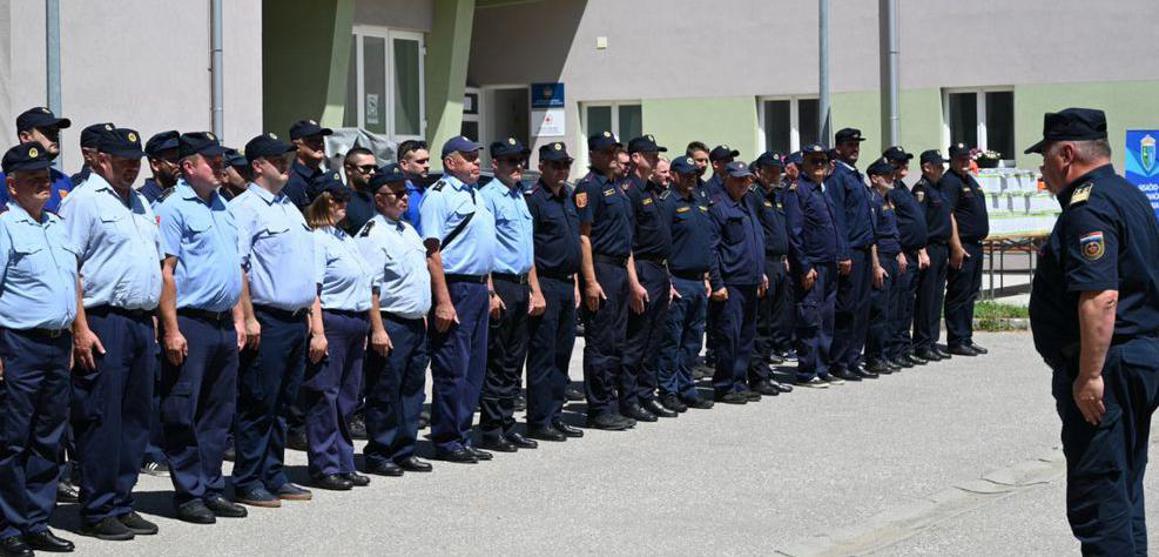 Dobrovoljnim vatrogascima predali novu opremu, a stiže i devet vozila