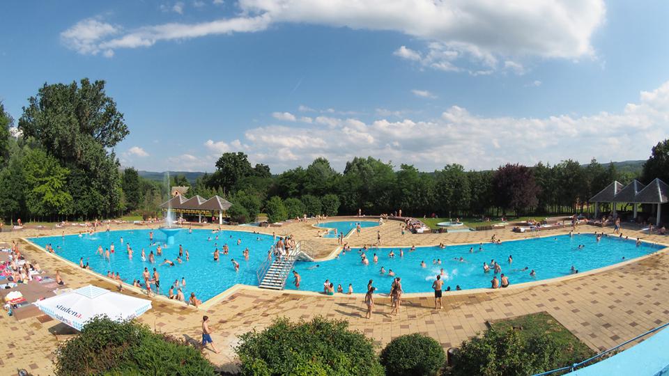 Posjetiteljima se nude tri bazena, i to onaj olimpijskih dimenzija, srednji za neplivače dubine 60 do 120 centimetara kao i mali bazen za djecu