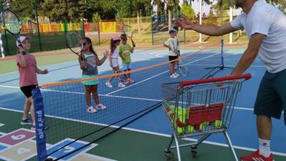 Općina sufinancira ili potpuno financira rad Škole nogometa koju trenutno pohađa 120 djece, Škole tenisa s 50 djece i Odbojkaškog kluba s 30 djece