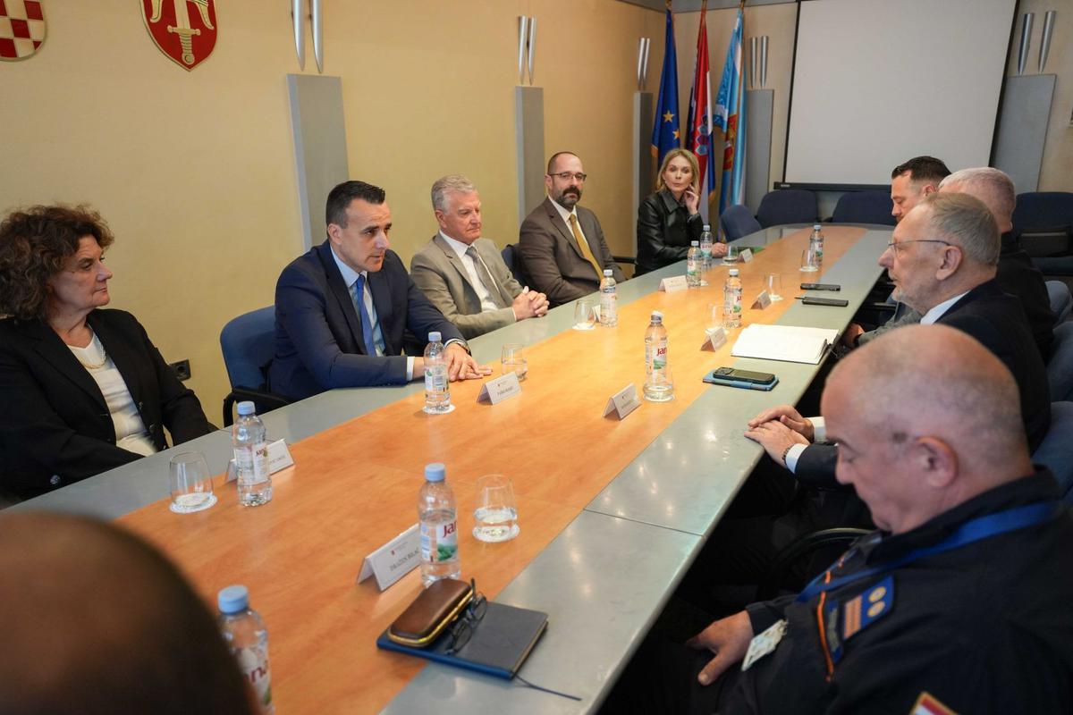 Božinović se sastao s gradonačelnikom Željkom Burićem i županom Paškom Rakićem, a prisustvovali su i načelnik PU Sandro Santini, zapovjednik županijske Vatrogasne zajednice Darko Dukić i voditelj šibenske Službe civilne zaštite Dražen Bilać