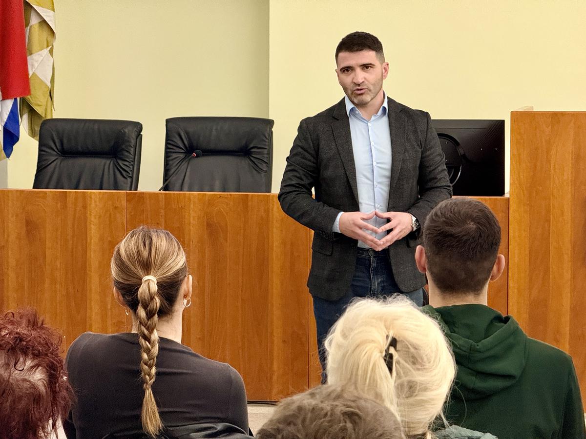 Ovogodišnji budžet odjela kojemu je na čelu Tomislav Ćavar težak je gotovo 14,7 milijuna eura, a najveći dio sredstava namijenjen je ulaganjima u infrastrukturu, posebice u sektoru obrazovanja