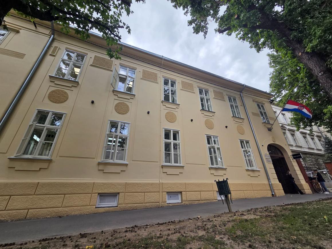 Obnovljena je zgrada, šire djelatnosti i jačaju kadar, uvodi se medicina rada